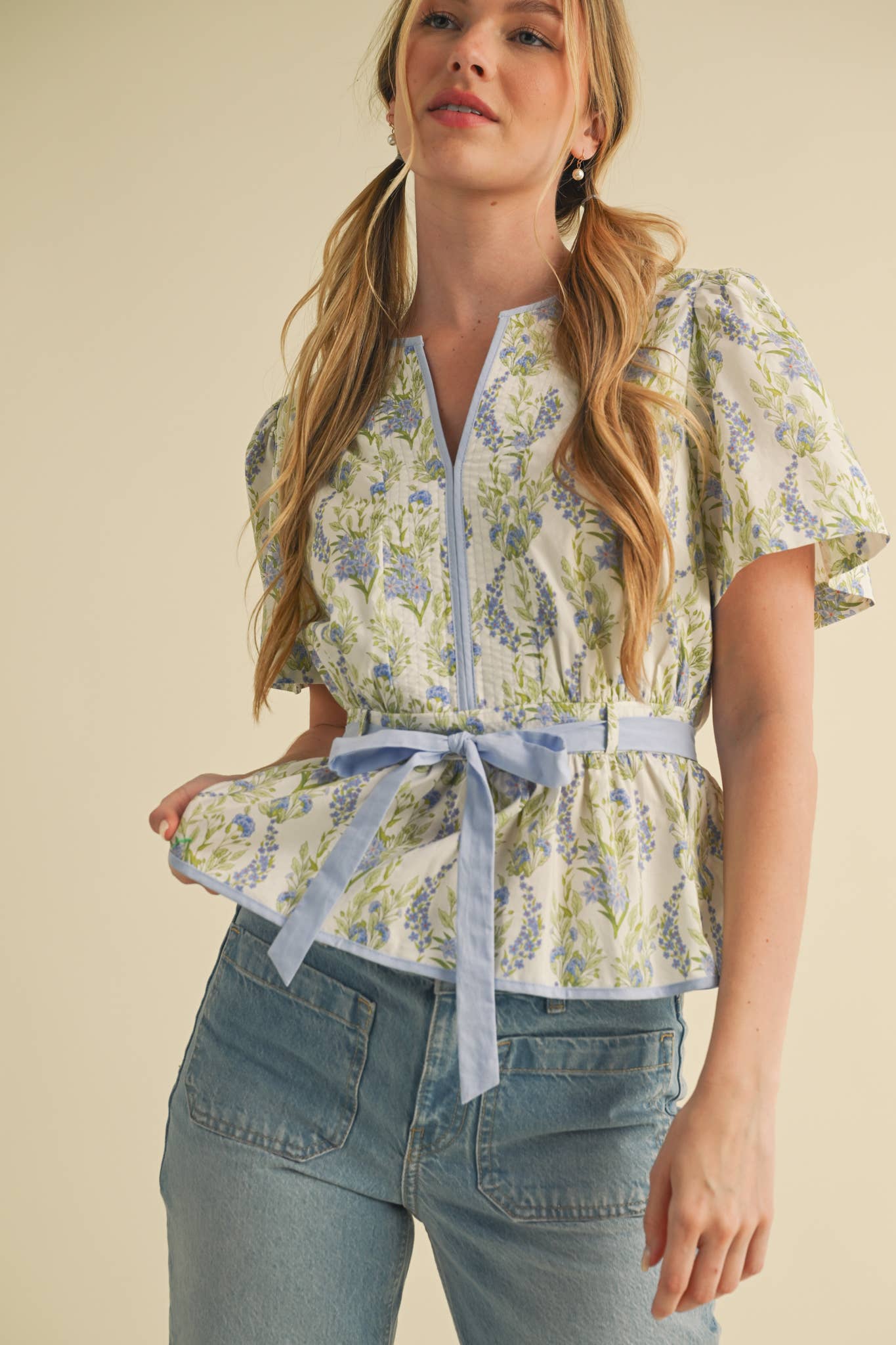 &MERCI - BELTED WAIST PEPLUM FLORAL TOP MTP4000: Blue Multi Floral / L