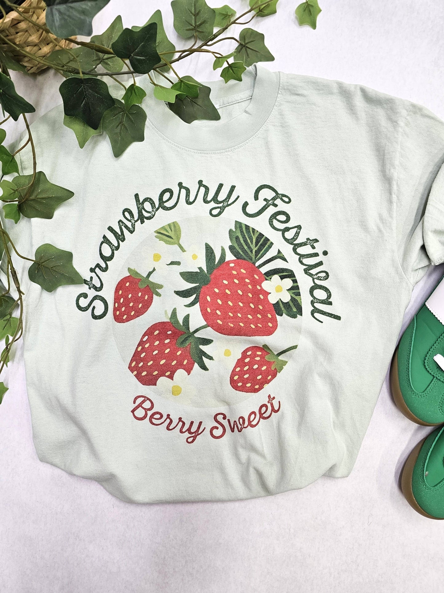 Cotton Muse - STRAWBERRY FESTIVAL GRAPHIC TEE