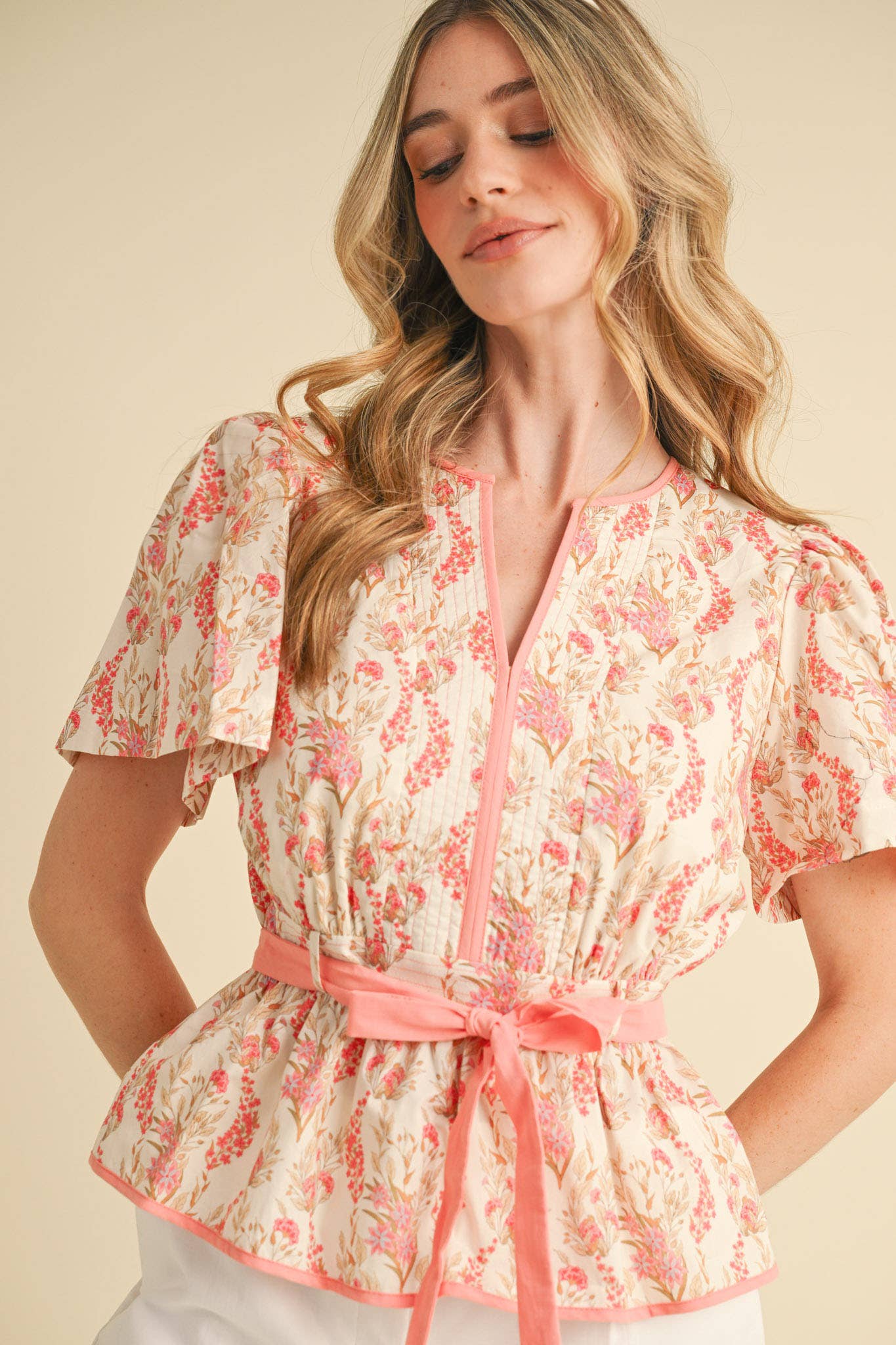 &MERCI - BELTED WAIST PEPLUM FLORAL TOP MTP4000: Blue Multi Floral / L