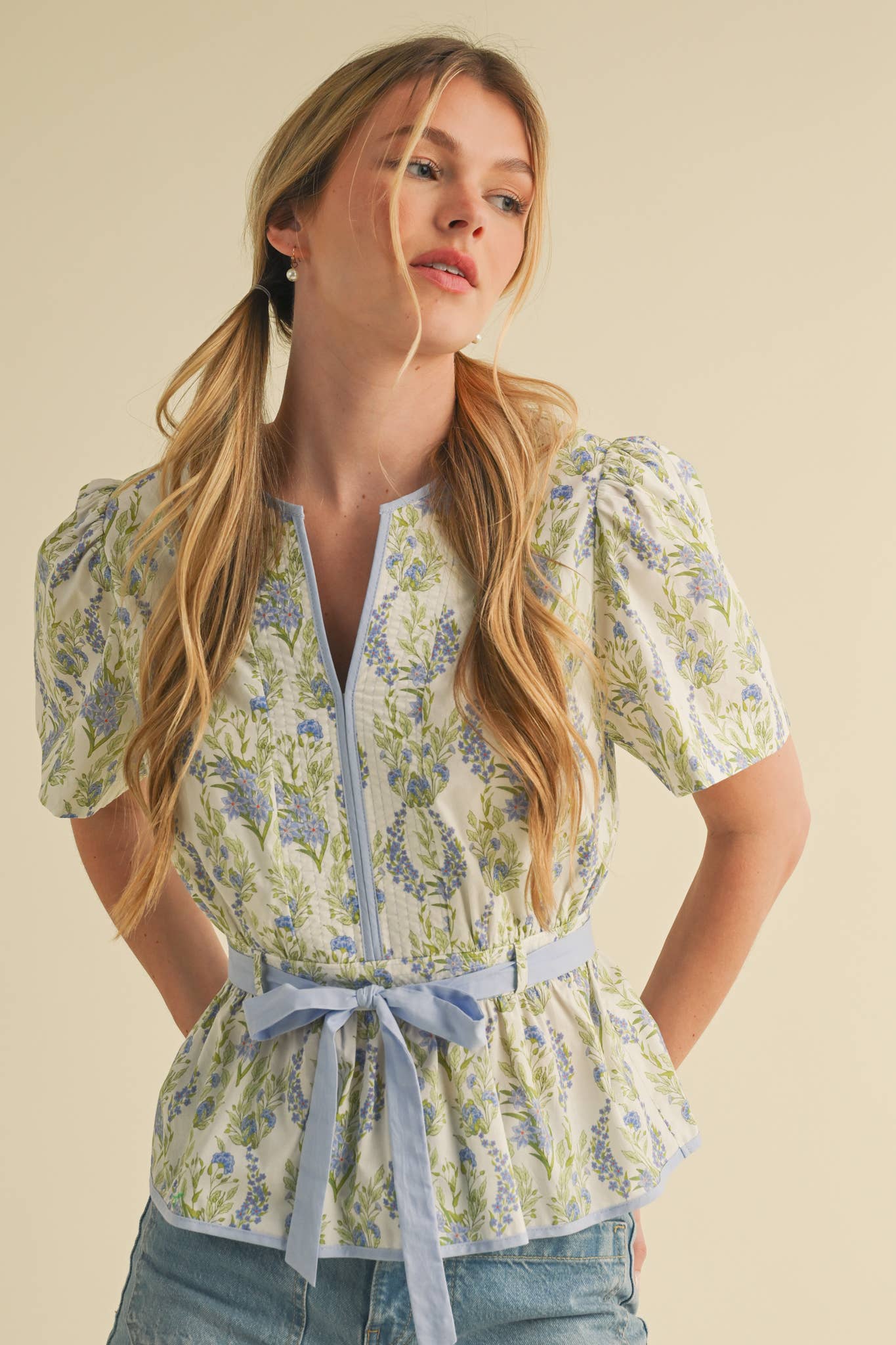 &MERCI - BELTED WAIST PEPLUM FLORAL TOP MTP4000: Blue Multi Floral / L