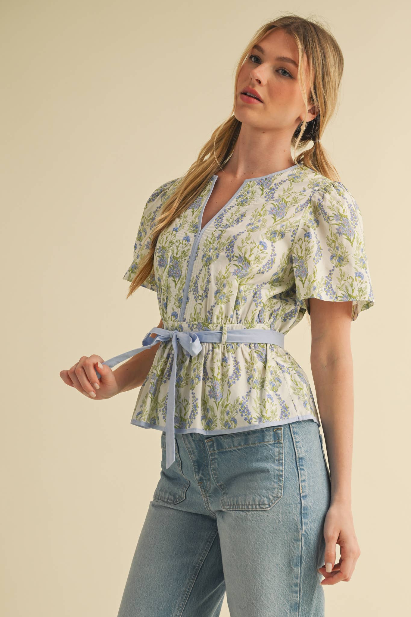 &MERCI - BELTED WAIST PEPLUM FLORAL TOP MTP4000: Blue Multi Floral / L
