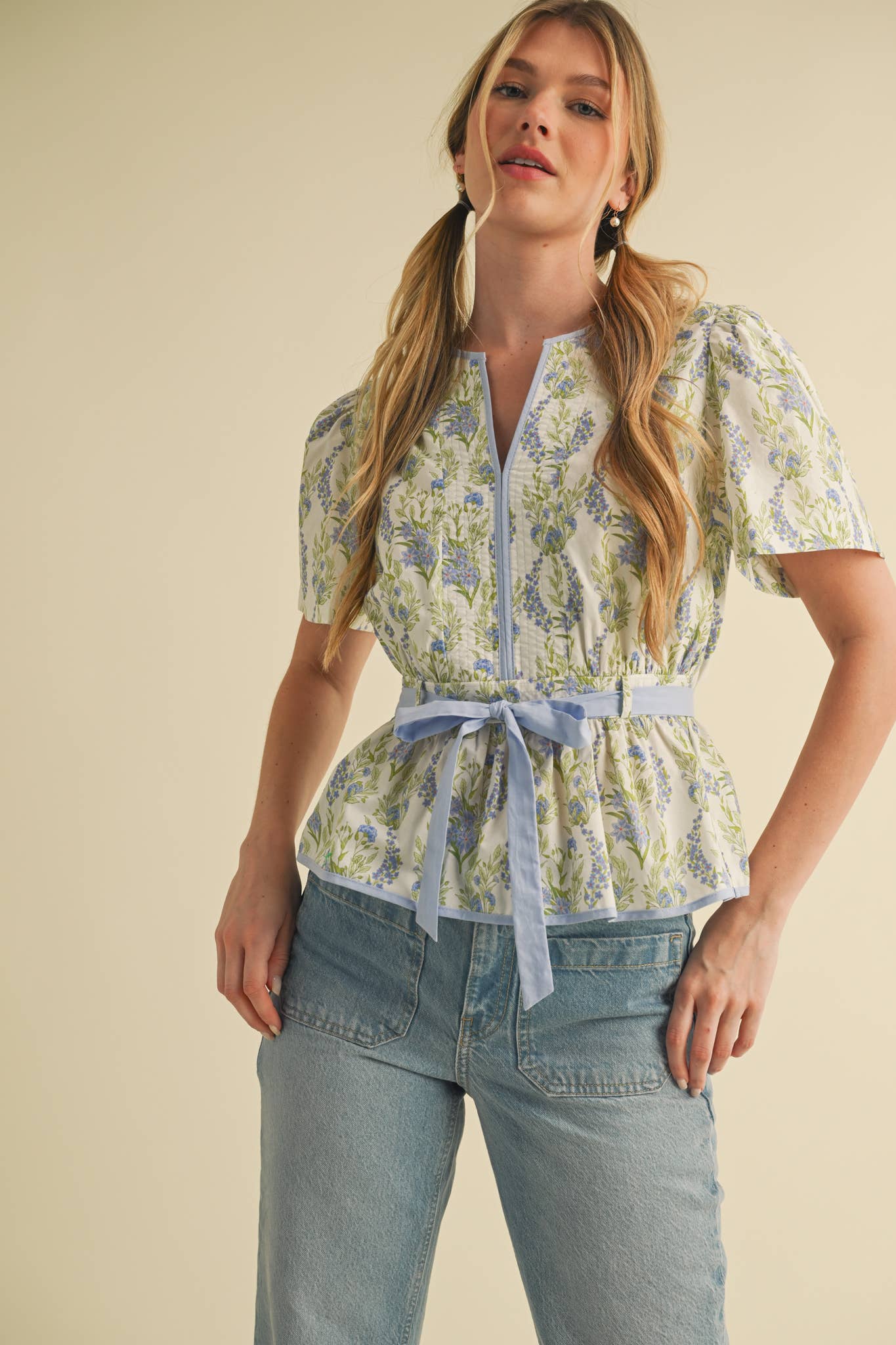 &MERCI - BELTED WAIST PEPLUM FLORAL TOP MTP4000: Blue Multi Floral / L