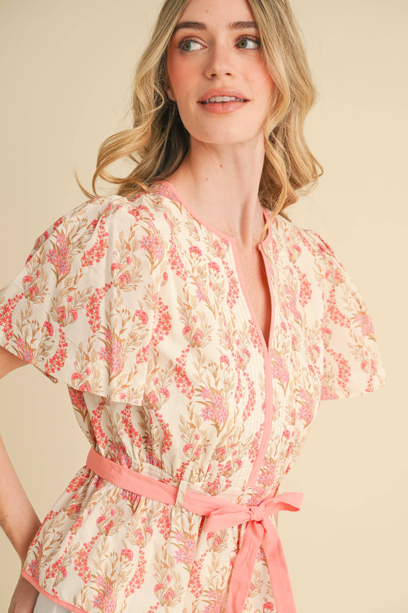 &MERCI - BELTED WAIST PEPLUM FLORAL TOP MTP4000: Blue Multi Floral / L
