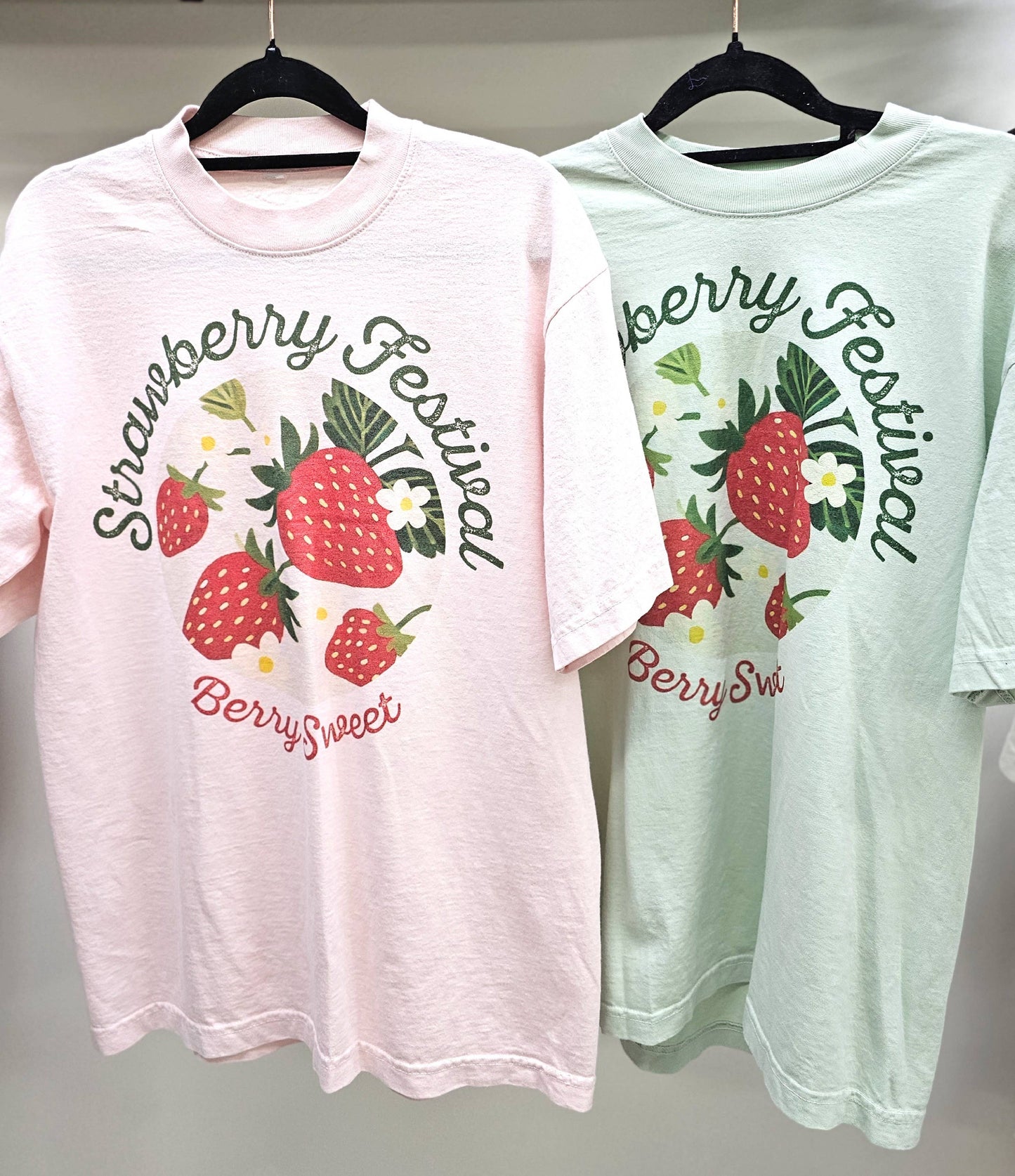 Cotton Muse - STRAWBERRY FESTIVAL GRAPHIC TEE