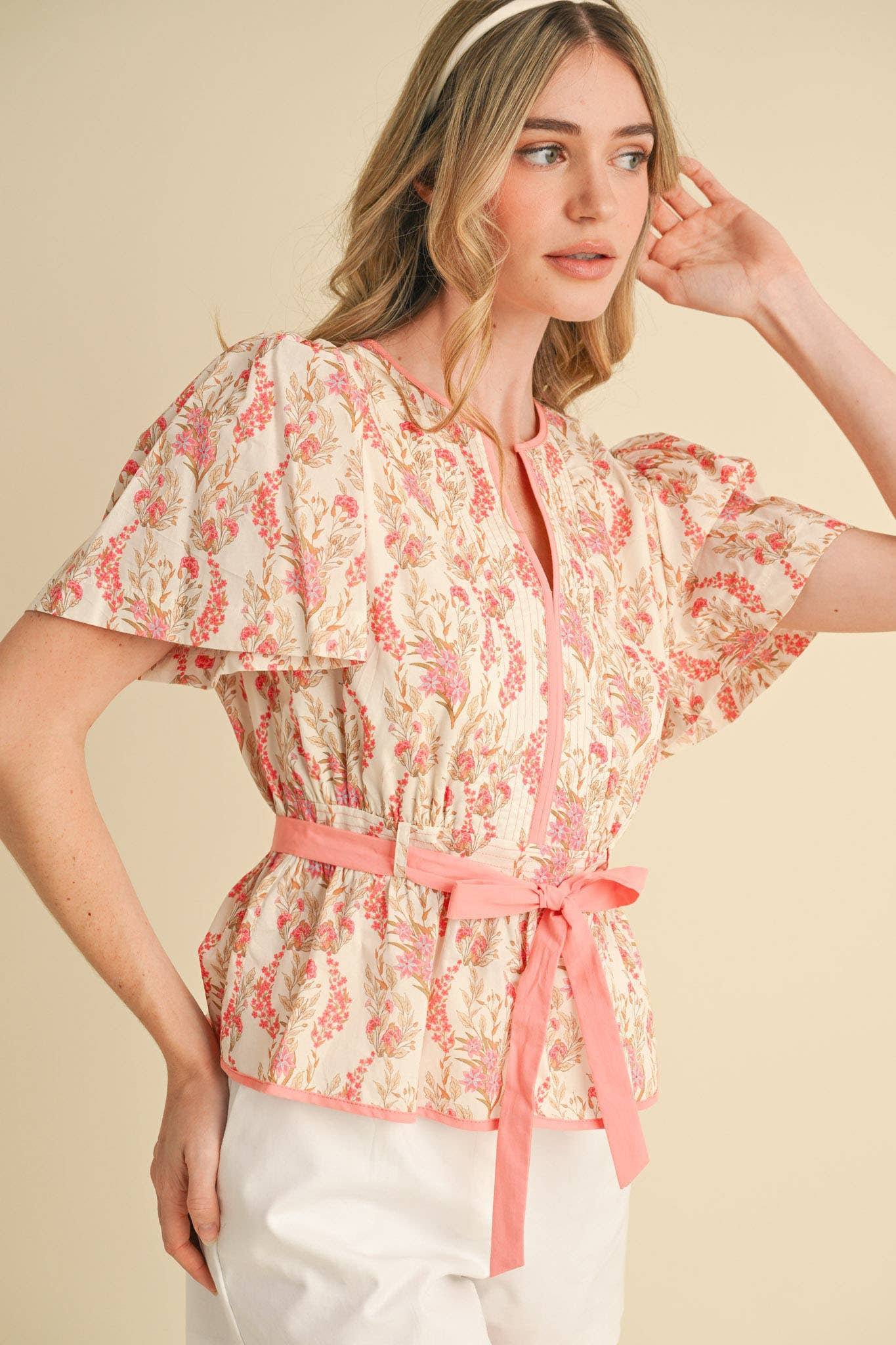 &MERCI - BELTED WAIST PEPLUM FLORAL TOP MTP4000: Blue Multi Floral / L
