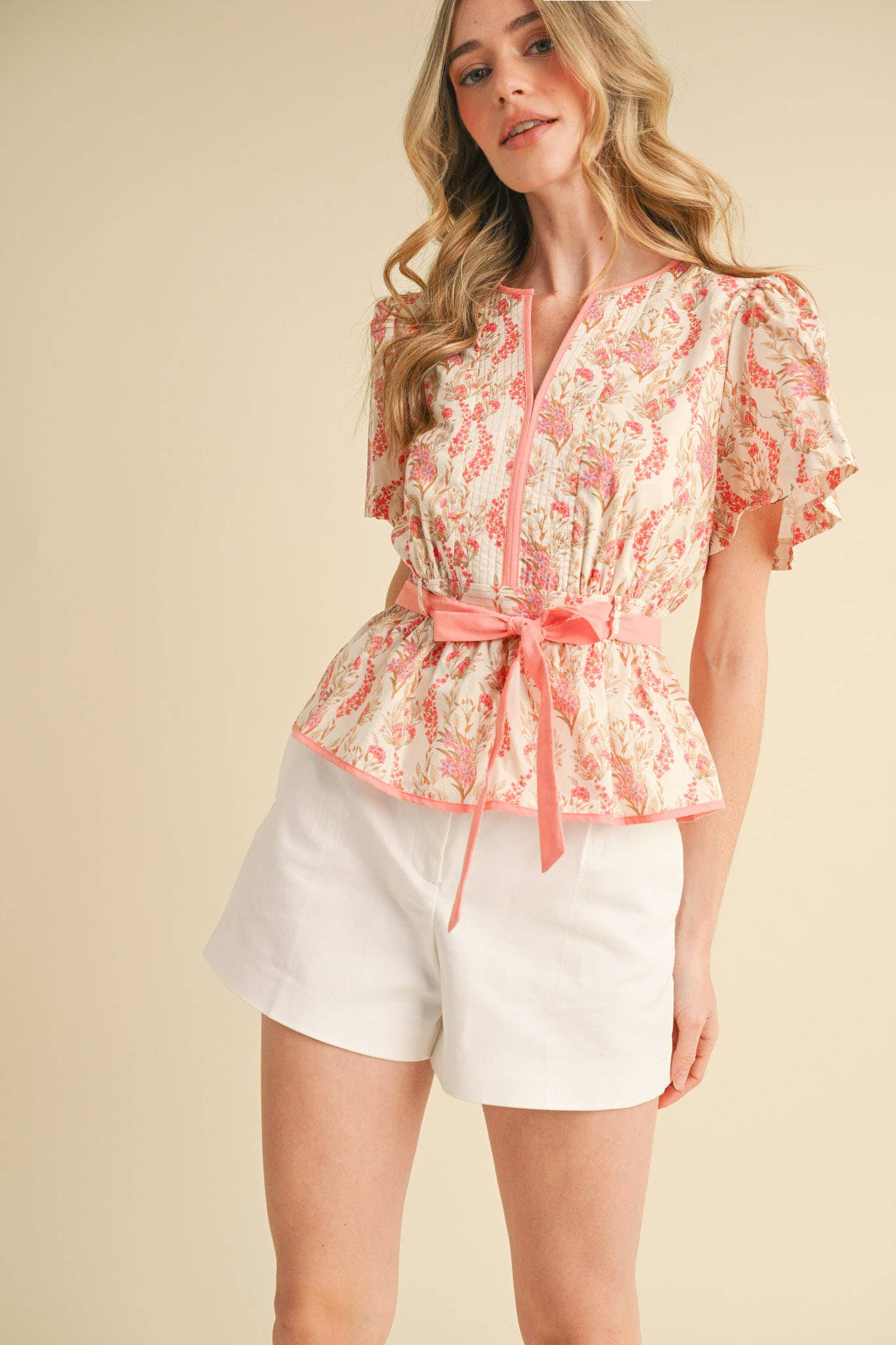 &MERCI - BELTED WAIST PEPLUM FLORAL TOP MTP4000: Blue Multi Floral / L