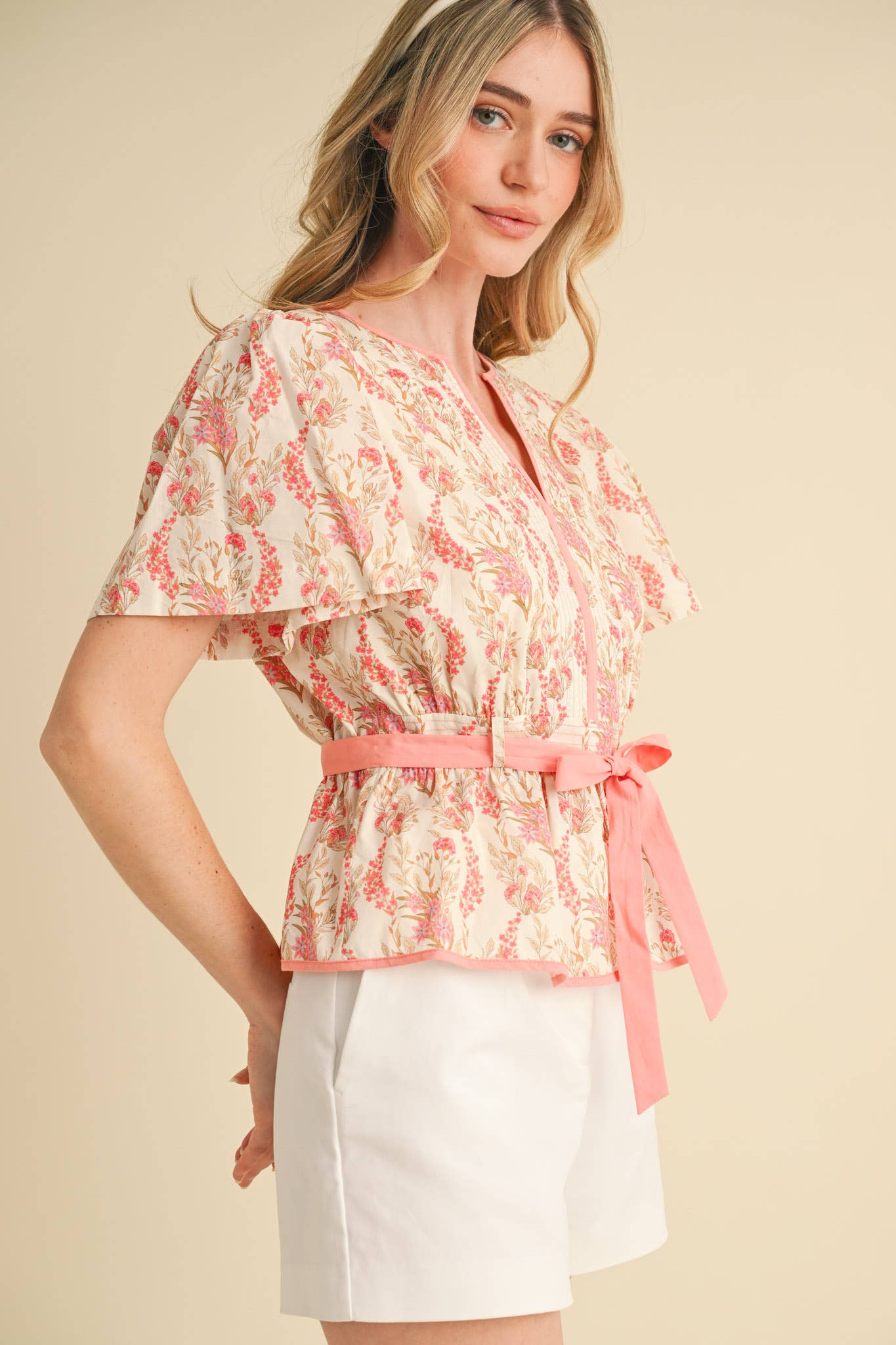 &MERCI - BELTED WAIST PEPLUM FLORAL TOP MTP4000: Blue Multi Floral / L