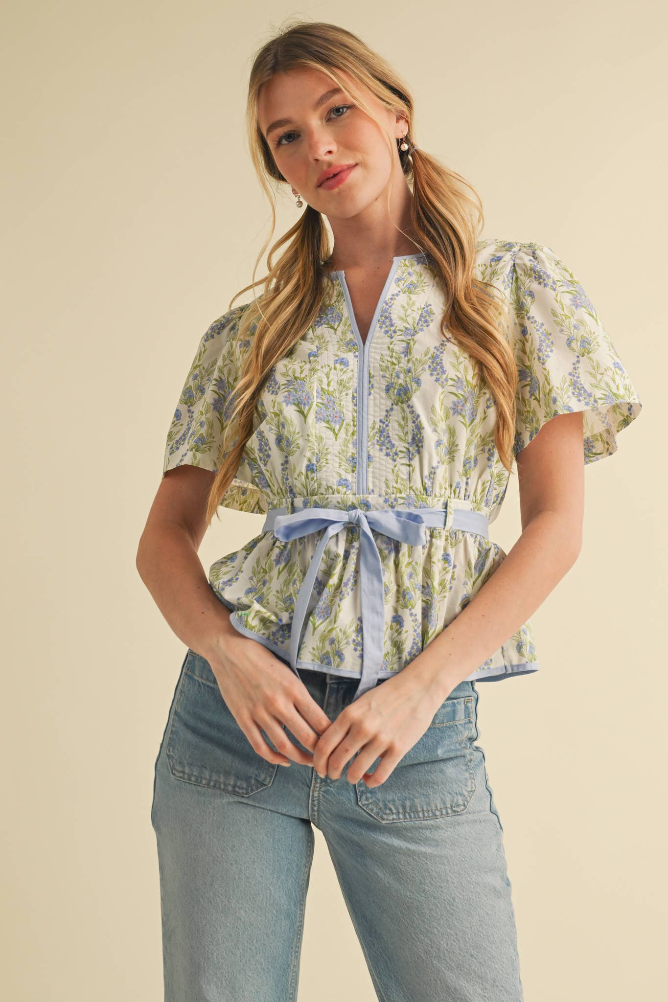 &MERCI - BELTED WAIST PEPLUM FLORAL TOP MTP4000: Blue Multi Floral / L