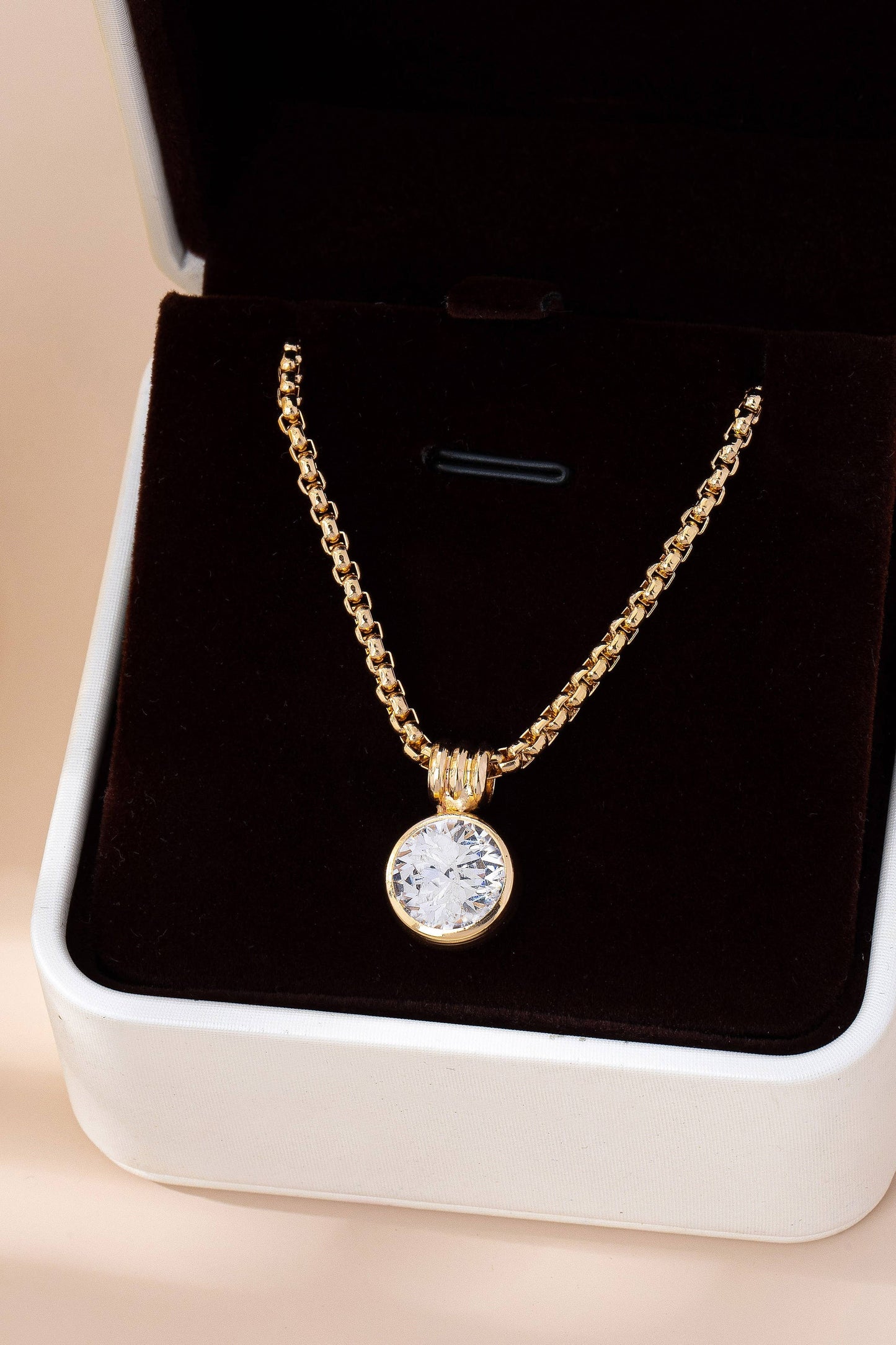 JOSSLYN by wall to wall - ROUND ZIRCON PENDANT NECKLACE | 80N92678