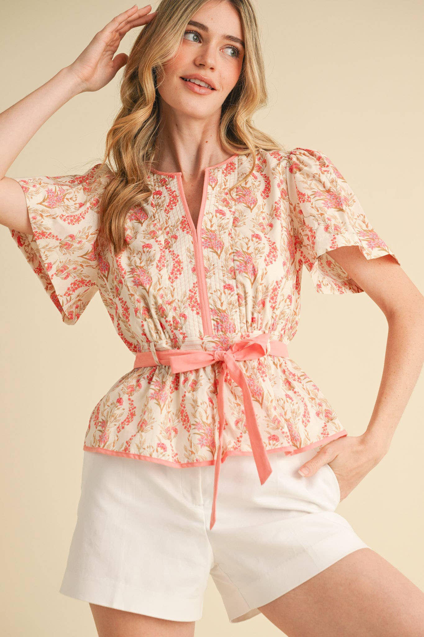 &MERCI - BELTED WAIST PEPLUM FLORAL TOP MTP4000: Blue Multi Floral / L